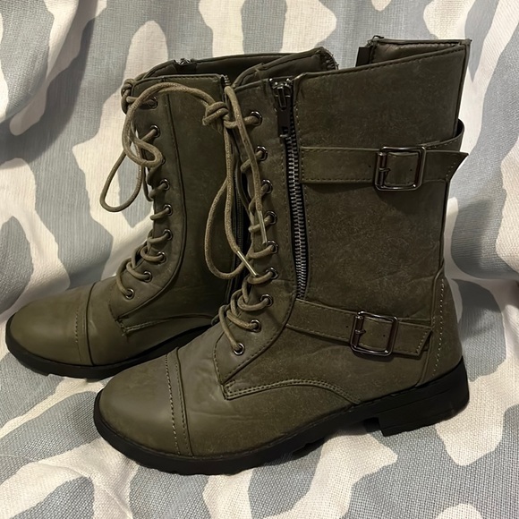 Etc! Shoes - Woman’s green boots with zipper on side. Great condition. Size L 8/9